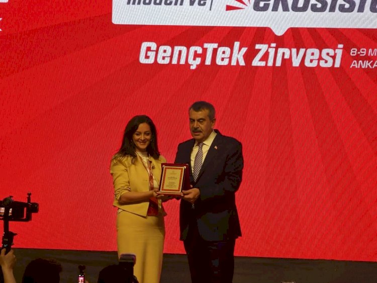 GençTek Zirvesi'nde Bakan Yusuf Tekin'den Plaket